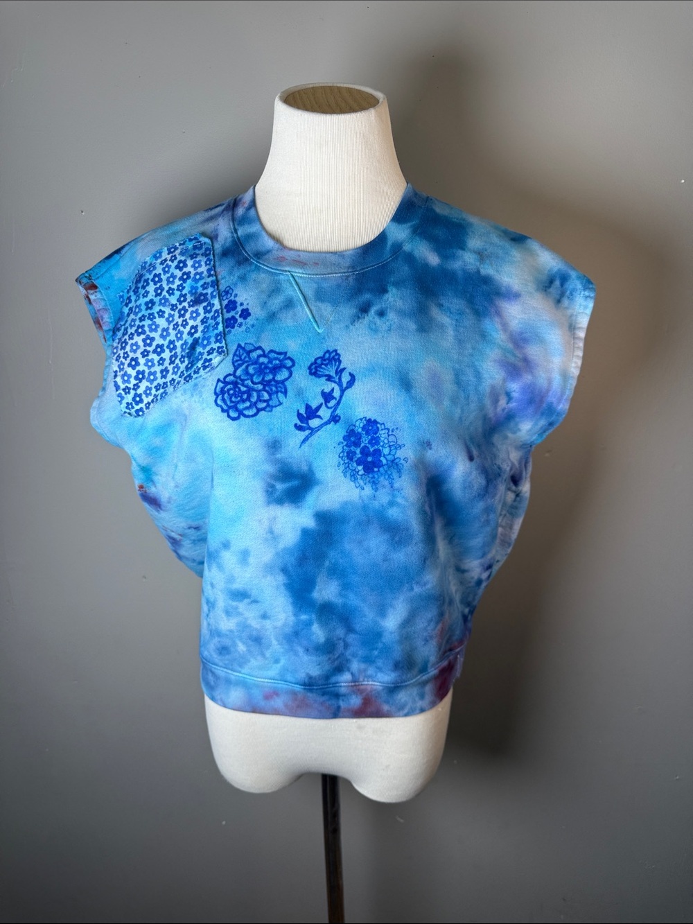 Blue Tie-Dye floral cropped sleeveless sweatshirt